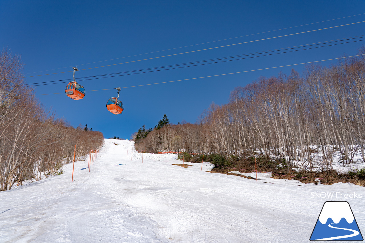 札幌国際スキー場｜ゴールデンウイーク初日も全コース滑走可能OK！！真っ白な雪と澄んだ青空 ＝ 絶好の春スキー＆スノーボード日和♪そして、日本海の彼方に、なんと利尻富士が見えた？！